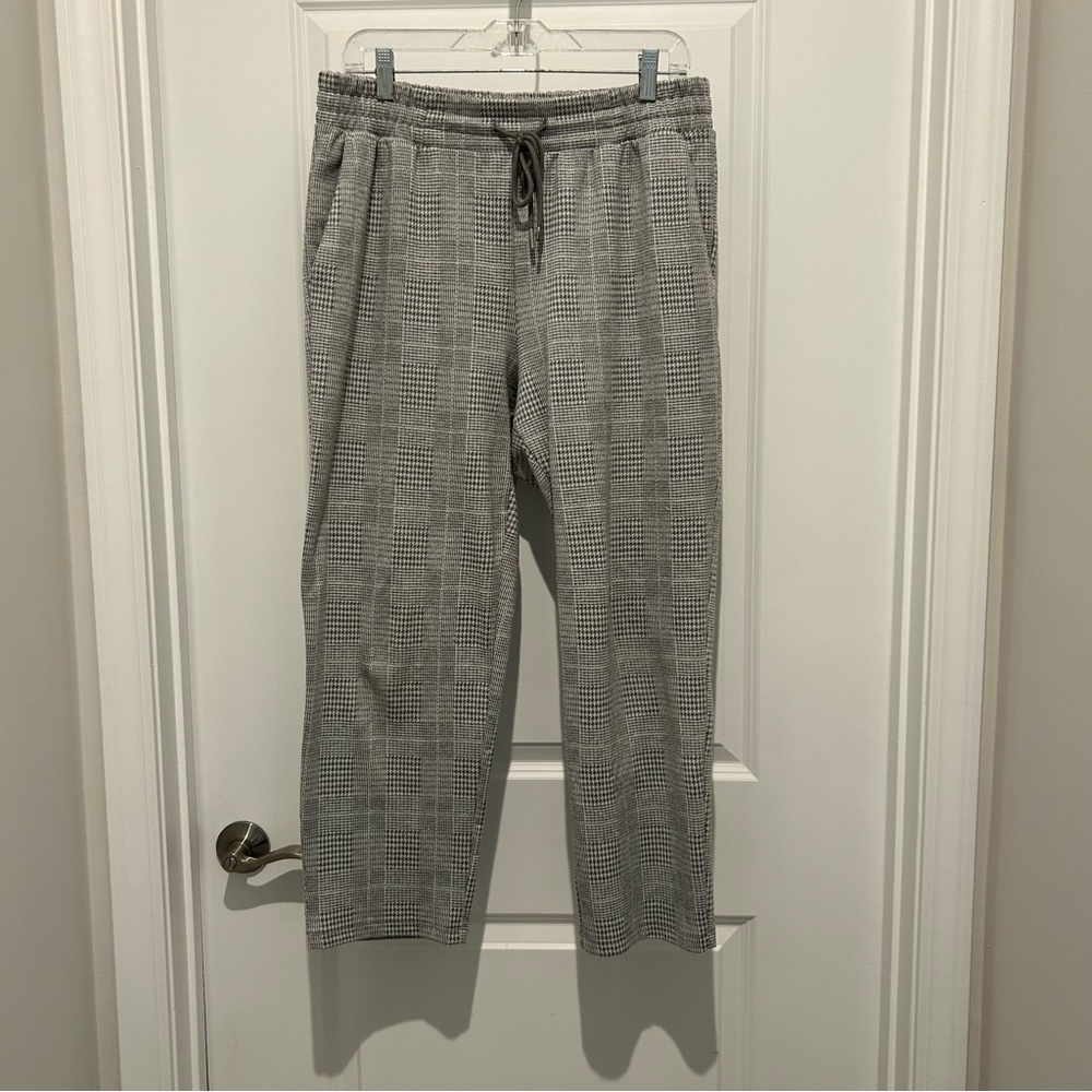 Gray and white plaid ankle causal pants by a new day.